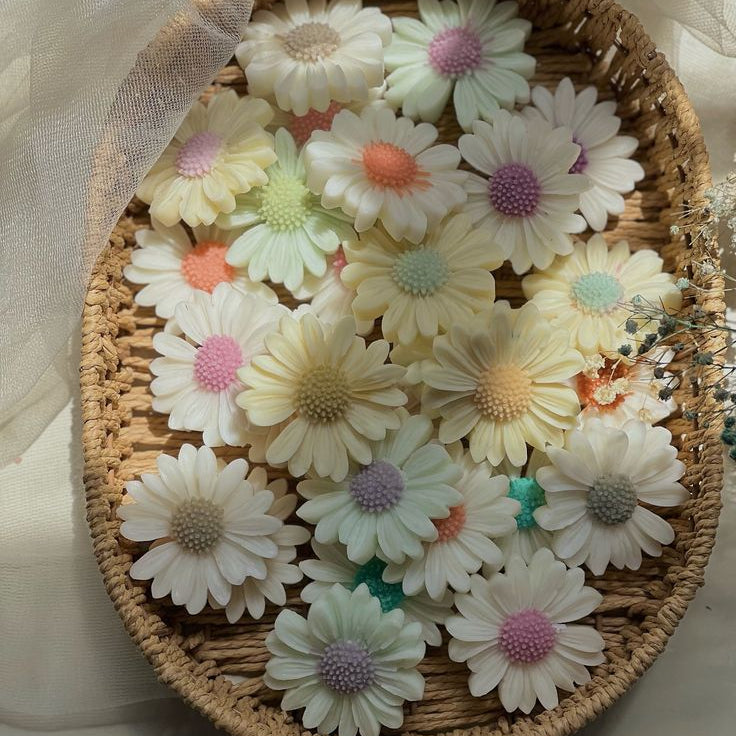 DAISY CANDLES